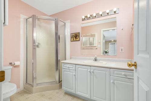 102-3808 35 Avenue, Vernon, BC - Indoor Photo Showing Bathroom