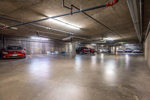 102-3808 35 Avenue, Vernon, BC - Indoor Photo Showing Garage