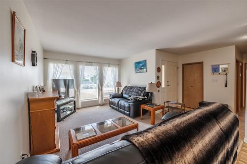 44 Bayview Crescent, Osoyoos, BC - Indoor Photo Showing Living Room