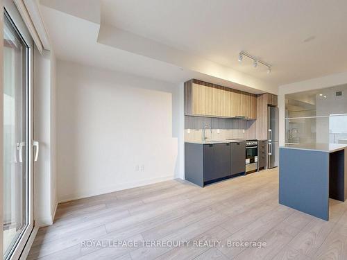 809-8 Tippett Rd, Toronto, ON - Indoor Photo Showing Kitchen