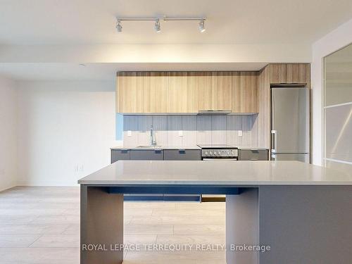 809-8 Tippett Rd, Toronto, ON - Indoor Photo Showing Kitchen