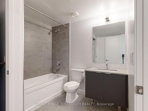 809-8 Tippett Rd, Toronto, ON - Indoor Photo Showing Bathroom