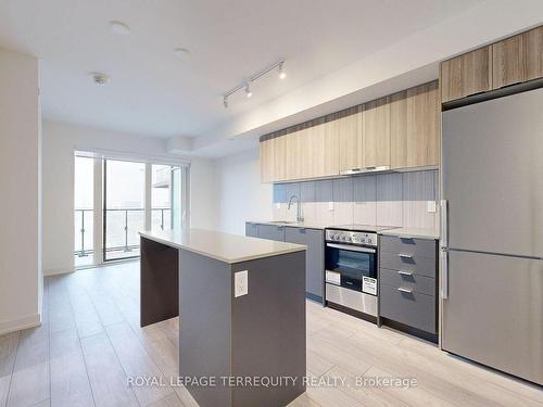 809-8 Tippett Rd, Toronto, ON - Indoor Photo Showing Kitchen