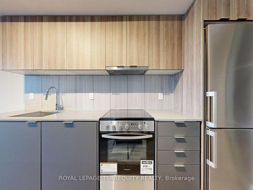 809-8 Tippett Rd, Toronto, ON - Indoor Photo Showing Kitchen