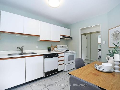 407-155 Main St N, Newmarket, ON - Indoor Photo Showing Kitchen With Double Sink