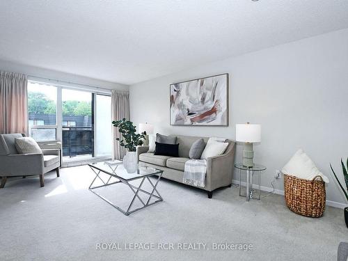 407-155 Main St N, Newmarket, ON - Indoor Photo Showing Living Room