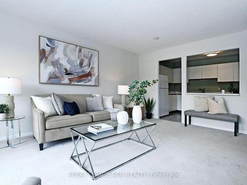 407-155 Main St N, Newmarket, ON - Indoor Photo Showing Living Room