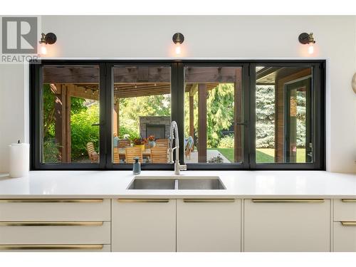 486 Carona Crescent, Kelowna, BC - Indoor Photo Showing Kitchen