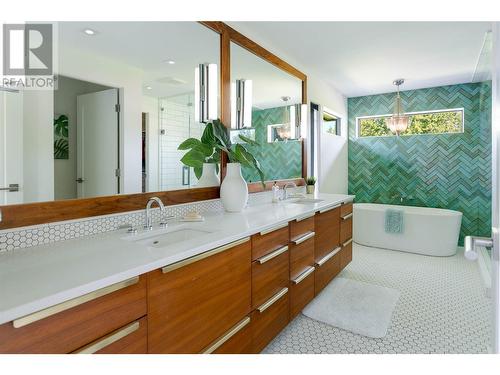 486 Carona Crescent, Kelowna, BC - Indoor Photo Showing Bathroom