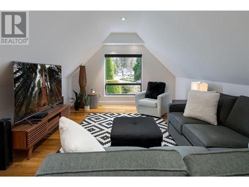 486 Carona Crescent, Kelowna, BC - Indoor Photo Showing Living Room With Fireplace