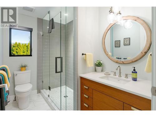 486 Carona Crescent, Kelowna, BC - Indoor Photo Showing Bathroom