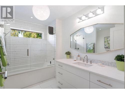 486 Carona Crescent, Kelowna, BC - Indoor Photo Showing Bathroom