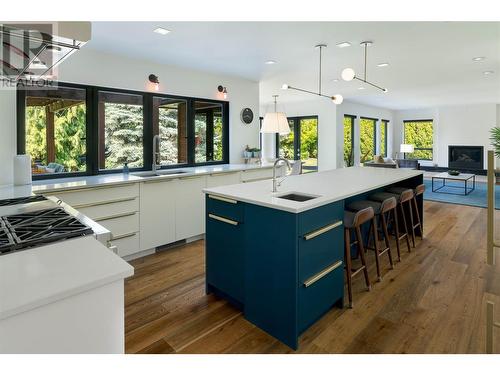 486 Carona Crescent, Kelowna, BC - Indoor Photo Showing Kitchen