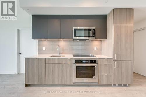 806 - 220 Missinnihe Way, Mississauga (Port Credit), ON - Indoor Photo Showing Kitchen With Upgraded Kitchen