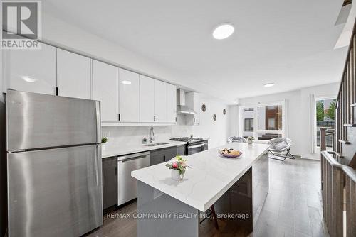 1672 Pleasure Valley Path N, Oshawa (Samac), ON - Indoor Photo Showing Kitchen With Upgraded Kitchen