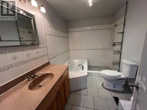 132 Spruce Avenue, Tumbler Ridge, BC - Indoor Photo Showing Bathroom