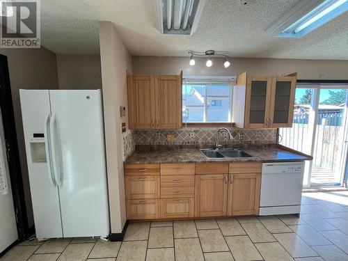 132 Spruce Avenue, Tumbler Ridge, BC - Indoor Photo Showing Kitchen With Double Sink