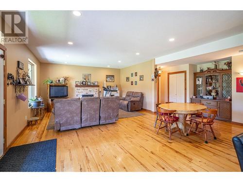 242 Commonage Road, Vernon, BC - Indoor Photo Showing Living Room