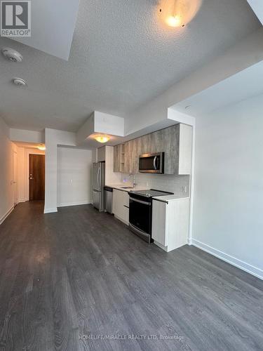 137 - 251 Manitoba Street, Toronto (Mimico), ON - Indoor Photo Showing Kitchen