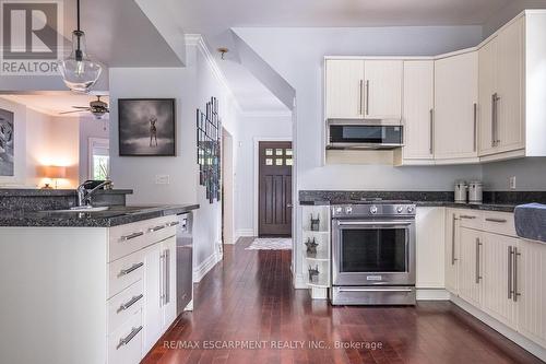 17 Stanley Avenue, Hamilton (Durand), ON - Indoor Photo Showing Kitchen With Upgraded Kitchen