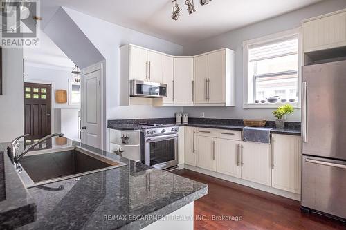 17 Stanley Avenue, Hamilton (Durand), ON - Indoor Photo Showing Kitchen