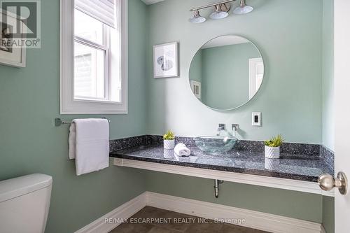 17 Stanley Avenue, Hamilton (Durand), ON - Indoor Photo Showing Bathroom