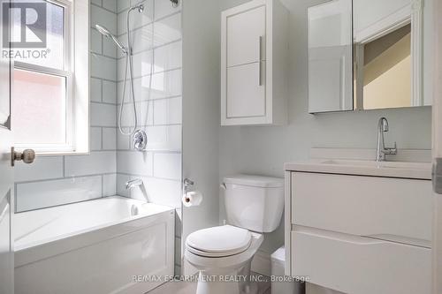 17 Stanley Avenue, Hamilton (Durand), ON - Indoor Photo Showing Bathroom