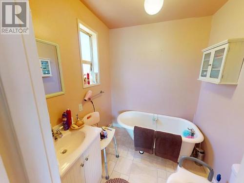 6749 Drake Street, Powell River, BC - Indoor Photo Showing Bathroom