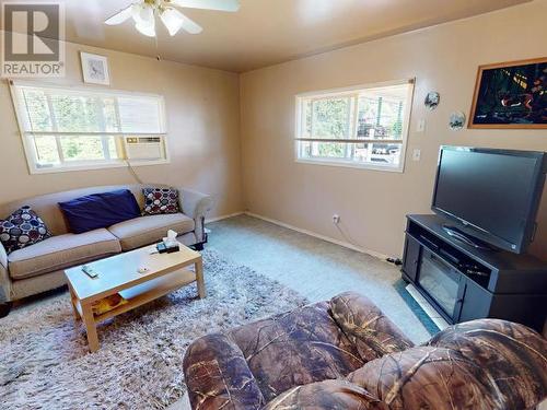 6749 Drake Street, Powell River, BC - Indoor Photo Showing Living Room