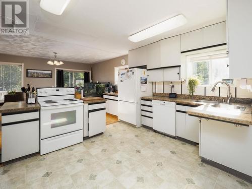 2999 Charella Drive, Prince George, BC - Indoor Photo Showing Kitchen With Double Sink