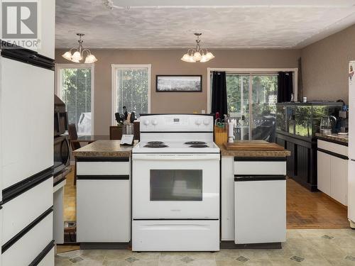 2999 Charella Drive, Prince George, BC - Indoor Photo Showing Kitchen