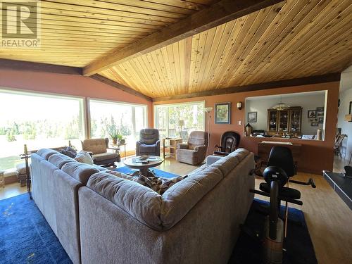 200 Whiskeyfill Road, Valemount, BC - Indoor Photo Showing Living Room