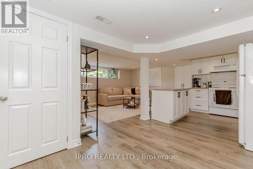 3542 Ashcroft Crescent, Mississauga, ON - Indoor Photo Showing Kitchen