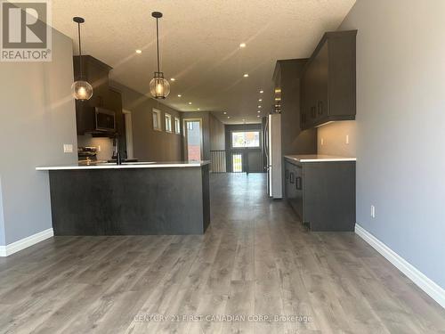 569 Freeport Street, London, ON - Indoor Photo Showing Kitchen