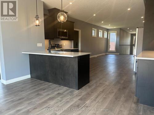 569 Freeport Street, London, ON - Indoor Photo Showing Kitchen