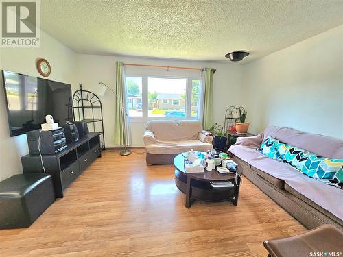 412 Devonshire Crescent, Saskatoon, SK - Indoor Photo Showing Living Room