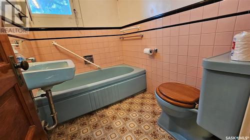 314 Railway Avenue, Neville, SK - Indoor Photo Showing Bathroom