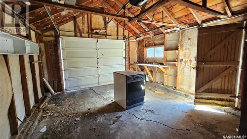 314 Railway Avenue, Neville, SK - Indoor Photo Showing Garage