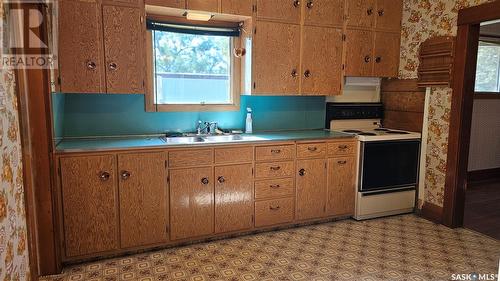 314 Railway Avenue, Neville, SK - Indoor Photo Showing Kitchen With Double Sink