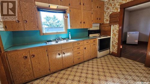 314 Railway Avenue, Neville, SK - Indoor Photo Showing Kitchen With Double Sink