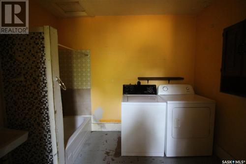 396 3Rd Street E, Shaunavon, SK - Indoor Photo Showing Laundry Room