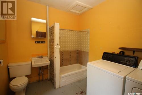 396 3Rd Street E, Shaunavon, SK - Indoor Photo Showing Bathroom