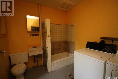 396 3Rd Street E, Shaunavon, SK - Indoor Photo Showing Bathroom