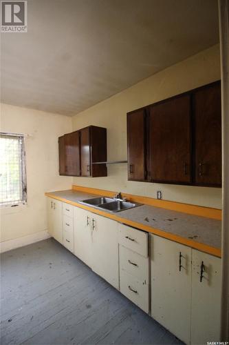 396 3Rd Street E, Shaunavon, SK - Indoor Photo Showing Kitchen With Double Sink