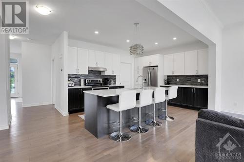 4527 Kelly Farm Drive, Ottawa, ON - Indoor Photo Showing Kitchen With Upgraded Kitchen