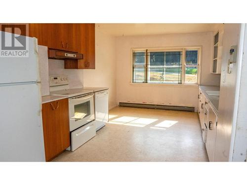 217 36Th  N Avenue, Creston, BC - Indoor Photo Showing Kitchen