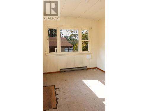 217 36Th  N Avenue, Creston, BC - Indoor Photo Showing Kitchen