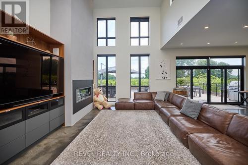 1508 Gregory Road, St. Catharines, ON - Indoor Photo Showing Living Room With Fireplace