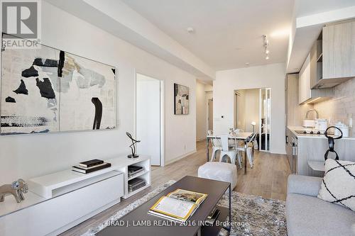 733 - 2020 Bathurst Street, Toronto (Humewood-Cedarvale), ON - Indoor Photo Showing Living Room