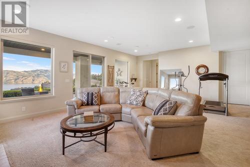 3211 Pinot Noir Place, West Kelowna, BC - Indoor Photo Showing Living Room